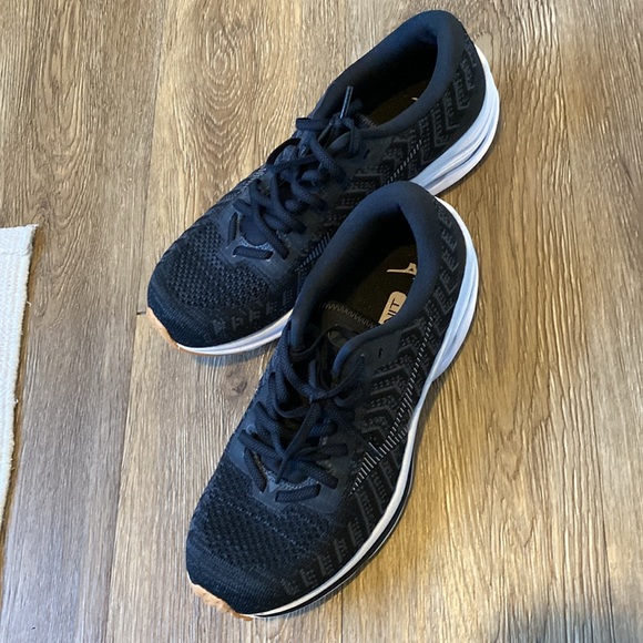 Mizuno Women's Wave Rider 24 Waveknit Running Shoe - Black/Dark Shadow - 9 - Picture 4 of 5